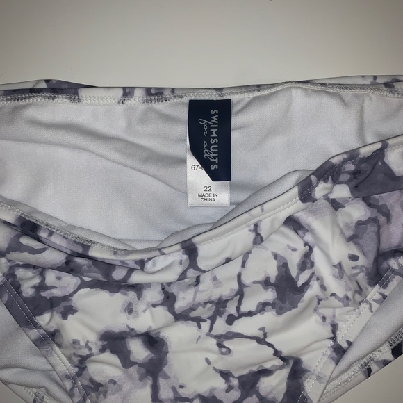 Plus size bathing suit - Picture 2 of 3